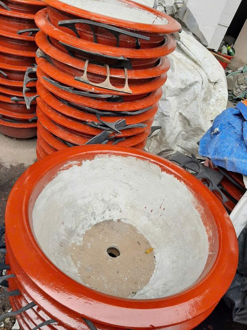 Chậu xi măng sơn đỏ